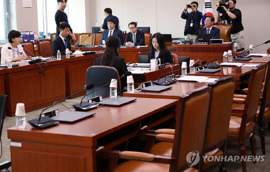 20일 국회에서 국민의힘과 정부가 불참한 가운데 법제사법위원회 법안심사 제1소위원회가 열리고 있다. 연합뉴스